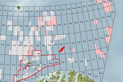 Her er blokkene (rosa) som myndighetene foreslår å åpne for leting i 23. konsesjonsrunde. De grå feltene er allerede åpnet. Statoil utelukker ikke at de vil søke på lisenser lenger nord enn Hoop, hvor de i sommer har boret de nordligste letebrønnene på norsk sokkel. Selskapet er operatør for et samarbeid som skyter seismikk i området.  