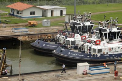  Slepebåter i Miraflores-slusen i Panamakanalen.