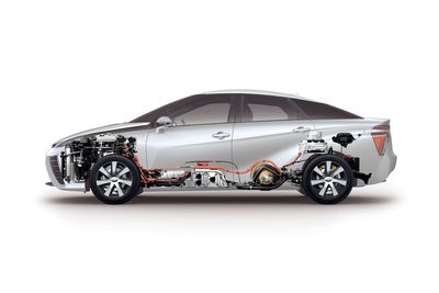 Slik er brenselcelle, hydrogentanker, batteri, konverter og elmotor rigget i Toyota Mirai. 