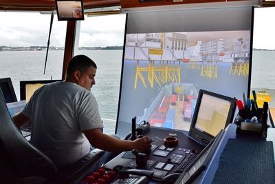Simulatoren vises på et nedtrekkbar lerret og er koblet til skipets gyro og GPS. Slik kan mannskapet trene på nødsituasjoner med eget fartøy. 