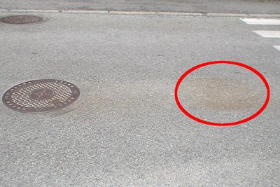 Flere brune flekker oppstår på veien etter kumlokk. Kan du forklare hvordan fenomenet oppstår?
