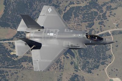 Her er en F-35C som ikke har innebygd maskinkanon og derfor ikke har den samme "bulken" over venstre luftinntak som F-35A 