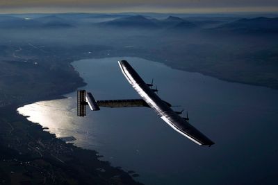 Solar Impulse 2: Fra testflyvningen utført i september. Her flyr testpilot Markus­ Scherdel over Neuchatel-sjøen