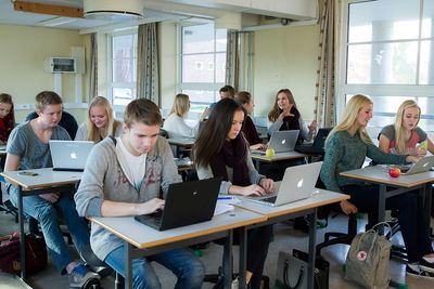 Norge ligger under gjennomsnittet for bruk av data i undervisningen. Elevene har likevel gode kunnskaper. (Illustrasjonsfoto)