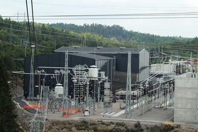 Størst: Med Skagerrak 4-kabelen har Statnett bygget det største anlegget med spenningskildeomformer (VSC) i verden, med spenning på 500kV og overføringseffekt på 700 MW. Bildet er fra statsjonsanlegget ved Kristiansand.