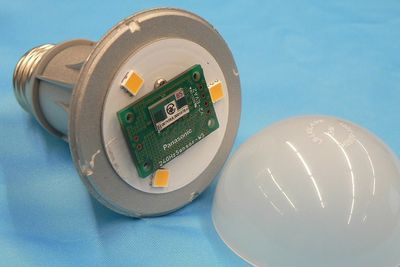 Lyspære med radar og wifi: Ved å utstyre en LED-lyspære med en radarsensor og wifikommunikasjon kan den overvåkte tilstanden til eldre personer i rommet. Foto: Nikkei Digital Health