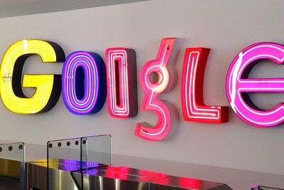 Google ansetter 4000 personer i året. Veldig få er nordmenn. Dette bildet er tatt i resepsjonen til Googles New York-kontor.