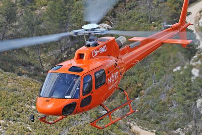 Storforbrukere: Statnett er helt avhengig av helikopter til arbeid med kraftmaster. Nå vil de stille krav til simulatortrening av pilotene, slik de må for å kunne fly offshore. Foto: Østnes Aero