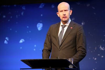  Olje- og energiminister Tord Lien får kritikk etter sin håndtering av saken om elektrifisering av Utsirahøyden. 