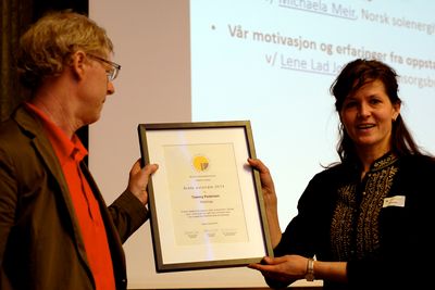 Tommy Pedersen i Statsbygg er kåret til Årets solstråle 2014, og fikk prisen overrekt av styreleder i Norsk solenergiforening, Michaela Meir 