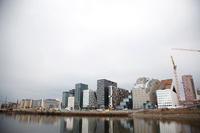 Boligblokken til MAD-arkitekter i Bjørvika er en av to norske nominerte bygg.