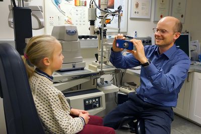 Tester: Optometrist Erik Robertstad i Interoptik Holt i Tønsberg er den første her i landet som bruker det nye kameraet når han tester om barn skjeler. Det gjør det mye enklere å avsløre feil i øynenes stilling samtidig som det gjør at man får like og konsistente svar på testene.  