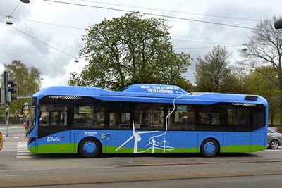 Om Volvo går videre i konkurransen vil deres plug-in hybridbuss kunne erstattes med en buss som lader mens den kjører på elveien. 