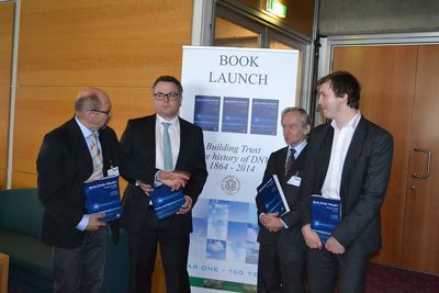 Kvartett: Boka " Building Trust: The history of DNV 1864-2014" er  resultat av et fire år langt forskningsprosjekt ved Institutt for historiske studier ved NTNU.Fra venstre: Professor Håkon With Andersen, postdoktor Gard Paulsen, professor John Peter Collett og historiker Iver Tangen Stensrud. 