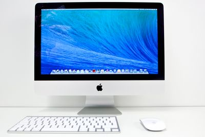 Nye iMac er omtrent som en Macbook Air i alt-i-ett-form, bortsett fra større skjerm og kun roterende harddisk i basiskonfigurasjonen.