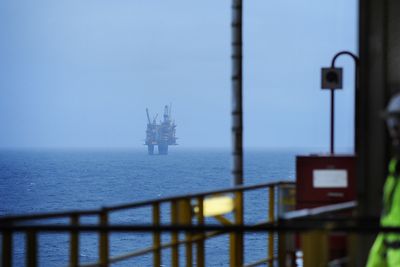 Mange utenlandske ansatte ender opp med å bli sendt hjem som følge av kuttene i oljesektoren. Det er kompetanse vi kanskje ikke får tilbake, advarer bransjesjef Runar Rugtvedt i Norsk Industri. 