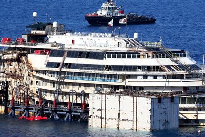 Operasjonen for å få Costa Concordia flytende igjen startet mandag. 