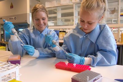 Elina Melteig og Vilde Olsson er to av de syv elevene som deltar i konkurransen. Melteig går siste året av en master i nanoteknologi, mens Olsson går siste året av masteren i biokjemi. 