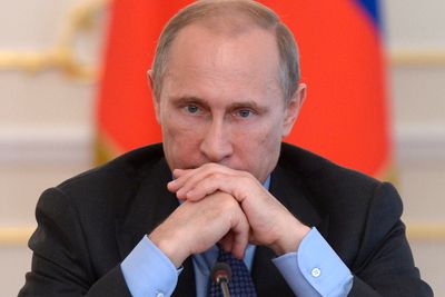  Både USA og EU innfører strengere økonomiske sanksjoner mot nøkkelsektorer i Russland. Russland mener de amerikanske sanksjonene er både «kortsiktige og ødeleggende». Her er Russlands president Vladimir Putin under et møte utenfor Moskva onsdag.