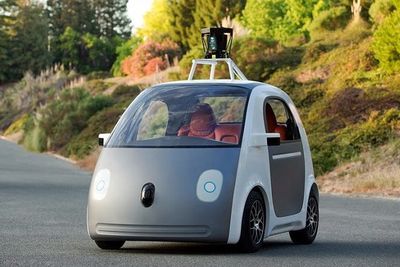 Førerløse biler, som denne fra Google, er tillatt i England fra og med årsskiftet.
