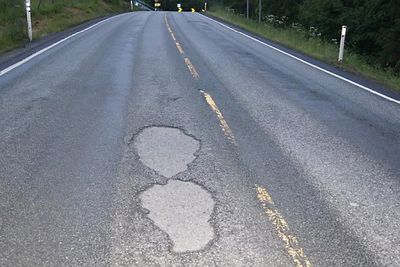 Dårlig binding mellom ny og gammel asfalt kan gi hull og skader på veien. 