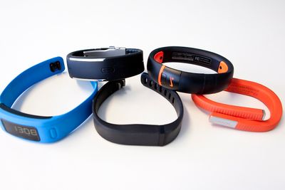 Fra venstre bak og rundt med klokka: Polar Loop, Nike Fuelband+ SE, Jawbone Up24, Fitbit Flex og Garmin Vivofit. 