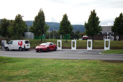 Med to nye hurtigladestasjoner i Sverige kan Teslaeierne nå kjøre fra Oslo til Stockholm uten å bekymre seg for lange stopp. 