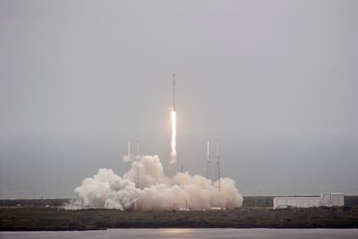 Her er den ubemannede Falcon 9-raketten på vei mot verdensrommet med forsyninger til Den internasjonale romstasjonen, og 6 millioner danske kreftceller. 