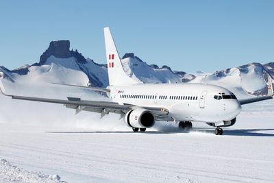 Flere rekorder: Det er denne B737-700 BBJ-maskinen som nå skal males om i SAS-farger og deretter fly ruta Stavanger-Houston. Dette bildet er tatt da flyet som første B737 landet i Antarktis 28. november 2012. Flyet var chartret av Norsk polarinstitutt for å fly inn til Troll-stasjonen fra Cape town. 