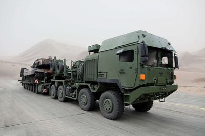 Tungtransportkjøretøyet som skal frakte blant annet stridsvogner er én av ni lastebilvarianter som Forsvaret har bestilt Rheinmetall MAN Military Vehicles (RMMV) og som skal leveres om et par år. Rammeavtalen gjelder 34 lastebilvarianter levert fram til 2025. 