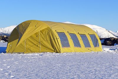 Over til telt: Norlense har kunder som Forsvaret, Sivilforsvaret og Røde Kors som bruker teltene til alt fra innkvartering, kommandosenter, feltsykehus til kommunikasjonssenter.