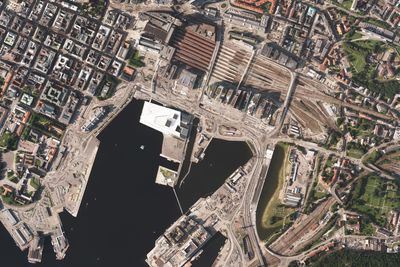 Kvadraturen i Oslo (til venstre i bildet) består av mange eldre murbygninger fundamentert på treflåter. Foto: Norge i bilder, Kartverket, GE