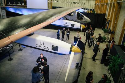 Nå er Solar Impulse-flyet som skal reise jorden rundt kun på solkraft ferdig bygget. 