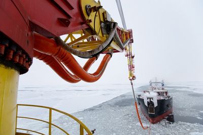 Her laster den spesialdesignede istankeren Mikhail Uljanov opp 70.000 tonn olje fra Prirazlomnaja-plattformen i Barentshavet.