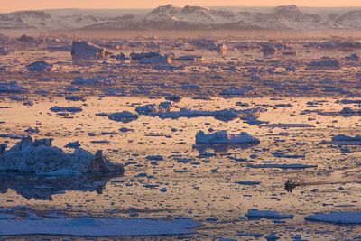 En uke etter at FNs klimapanel ga oss den kraftigste advarselen hittil om hva som venter oss, møtes de i Berlin for å drøfte tiltak for å bremse utslippene. Vi får toppen 15 år til å snu utviklingen. Her ses en liten båt mellom isflak på Grønland. 