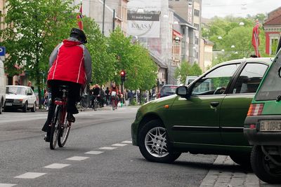 Danskene vil ha på plass effektiv teknologi som gjør det tryggere for syklister i trafikken. Her på Grønland i Oslo, på en strekning privatbiler, varetransport og drosjer tjuvbruker sykkelstien og skaper farlige situasjoner.