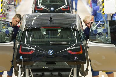 Her skrus en BMW i3 sammen på Leipzig-fabrikken. Flittige ingeniører har for lengst gjort den motsatte jobben og tjent gode penger på det.