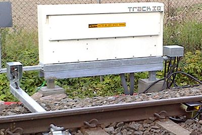 Lydmålere montert på Lierstranda  Akustiske detektorer er montert på begge sider av sporet på Lierstranda. 