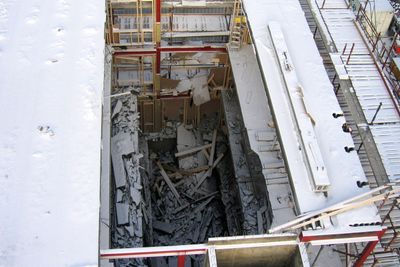 Sintef-forsker Hans Stemland vil fjerne regelen om at man kan utføre arbeid på en byggeplass hvis det er to frie etasjer opp til dit monteringen av nye elementer foregår. Her fra Biohuset i Hamar, hvor 18 hulldekkelementer raste sammen i 2007.