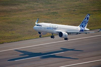 Det første A320 Neo-flyet, MSN-6101, tar av for første gang fra Toulouse-Blagnac lufthavn. 