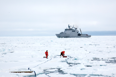 Aktivitet: Det har tidligere blitt gjennomført flere oljevernøvelser på Svalbard. Nå vurderer regjeringen mulighetene for oljeaktivitet i området­. foto: sintef   