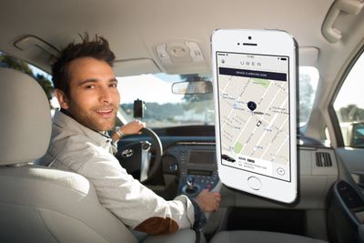 Softwareselskapene Uber har utviklet programvare som fungerer som en taxisentral mellom kunder og usertifiserte sjåfører. Dette har satt sinnene i kok hos taxinæringen der de har etablert seg.