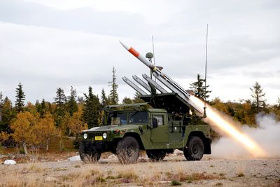 Den første skarpskytingen med Nasams High Mobility Launcher fra Vidsel Test Range i Sverige. Missilet er av typen Amraam. 