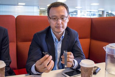 Terminalsjef:  Huaweis nordeuropeiske sjef for terminaler, Yanmin Wang viser frem  fitnessarmbåndet selskapet kommer med. Han lover et vell av innovative produkter som kan konkurrere med Apple og Samsung uten at det skal tømme lommeboka til kundene.  
