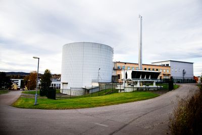 Økonomisk krise: Atomreaktorene på Kjeller (bildet) og i Halden risikerer å bli nedlagt om Ife ikke får bevilget penger til uranbrensel, oppgradering og sikring.