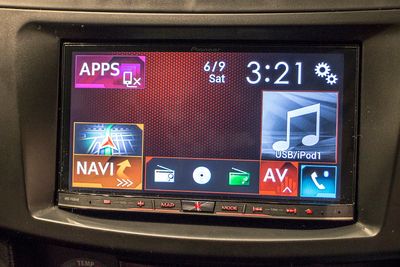 Biltereo med Applekontakt: Pioneer har bygget inn Apples CarPlay i noen av sine nye bilunderholdningsanlegg. Trykker man på Appleknappen overlates anlegget til en iPhone som kobles til via en USB-kabel. 