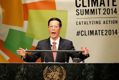 Kinas visestatsminister Zhang Gaoli lover at Kina vil kutte kraftig i utslippene av klimagasser. 