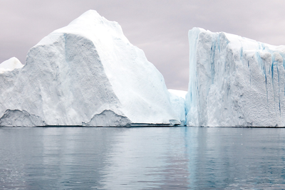 Hinder: Iskanten er bevegelig og er en av de største hindringene oljeindustrien møter når den gjør sitt inntog i arktiske strøk. Unikt dyreliv, manglende oljevernteknologi og en krevende sikkerhetssituasjon er noe av det som foreløpig stopper oljetoget.