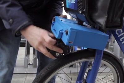 ShareRoller lar deg plassere en koffertformet elektrisk motor over forhjulet på sykkelen.