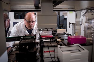 I dette screening-laboratoriet kan SINTEF-forsker Geir Klinkenberg se i hvilken grad de nye stoffene som framkommer i det norsk-danske prosjektet er i stand til å drepe resistente bakterier. 